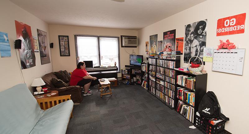学生在他们公寓的客厅里玩电子游戏.